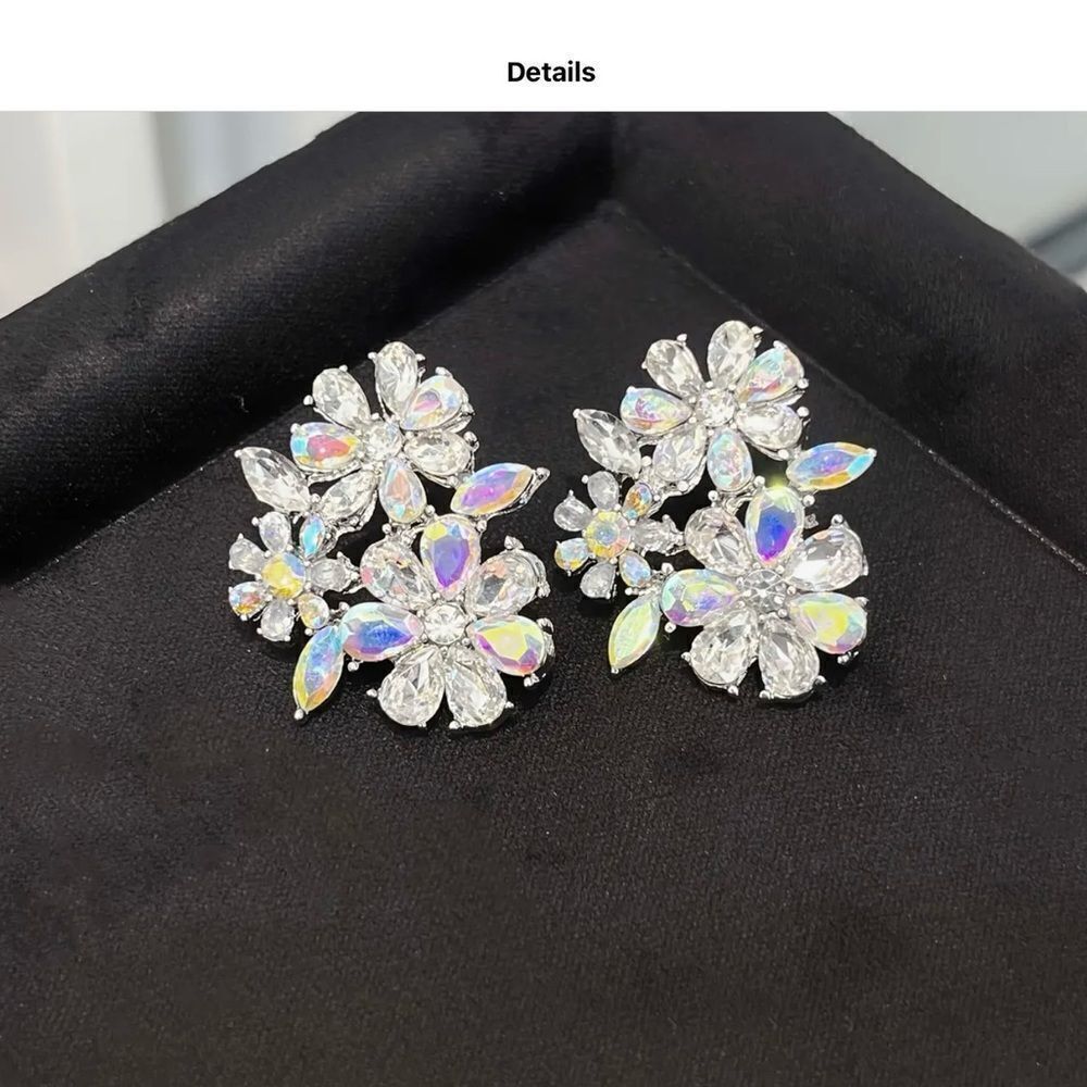 🌸 NEW Elegant Silver Crystal Floral Earrings 🌸